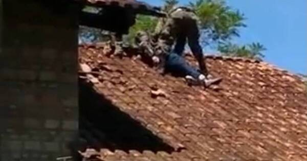 La Nación / Detienen a alemán que trepó al techo de una vivienda y disparó contra policías