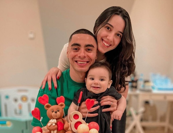 Miguel Almirón y Alexia Notto celebran los ocho meses de Francesco