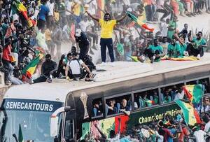 Crónica / Campeones de la Copa África fueron recibidos como “Reyes” en Dakar