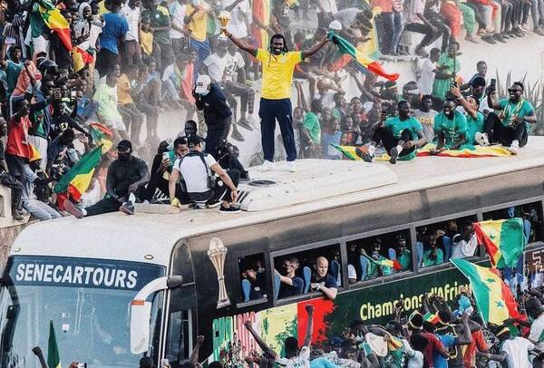 Crónica / Campeones de la Copa África fueron recibidos como “Reyes” en Dakar