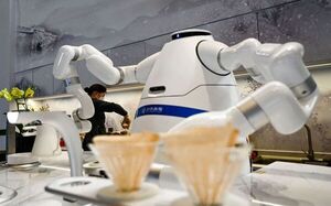 Los increíbles robots que preparan café, tragos, comida y lavan platos en Beijing 2022.
