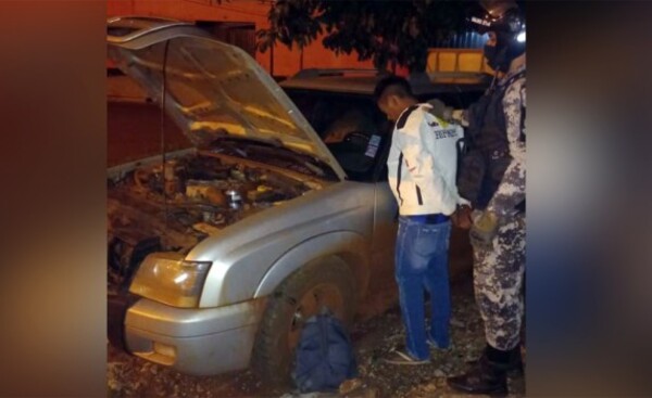 Sorprenden a ladrón cuando “carneaba” una camioneta