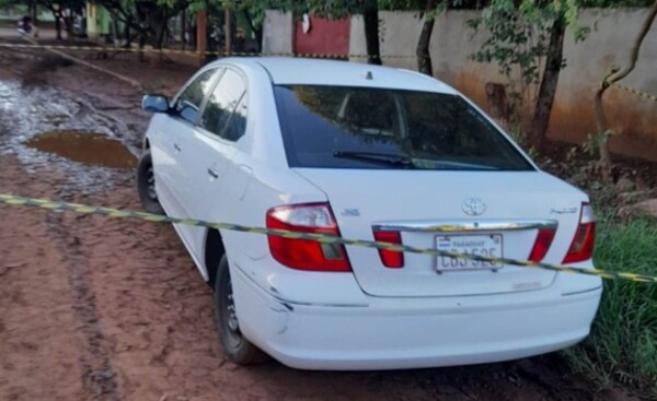 Abandonan auto tras asalto y en su interior encuentra el dinero robado