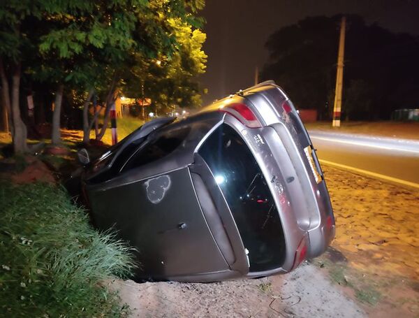 Un herido tras vuelco de vehículo en Areguá - Nacionales - ABC Color