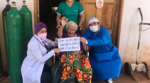 Con esquema de vacunación completo abuelita de 100 años venció al Covid