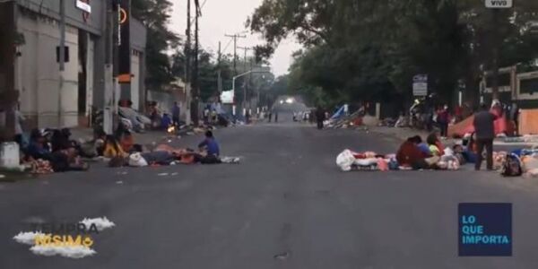 Indígenas cierran avenida. Piden asistencia y designación de nuevo director del INDI