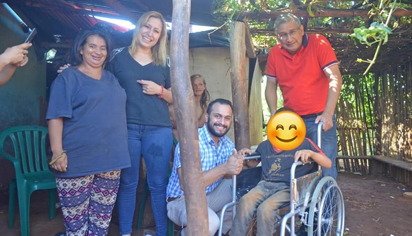 Entregan silla de ruedas a niño de escasos recursos - Noticiero Paraguay
