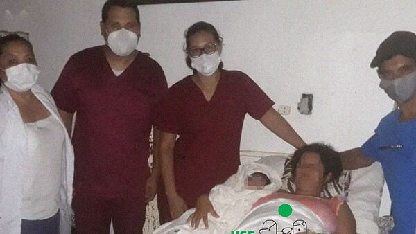 Trabajo de parto bajo la luz de las linternas en Itapúa