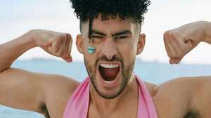 Bad Bunny posó semidesnudo y con un vestido rosa para la nueva campaña de Jacquemus