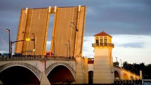Trágica muerte en Palm Beach: un puente levadizo se abrió sin previo aviso y una mujer cayó de una altura de cinco pisos