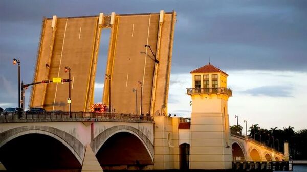 Trágica muerte en Palm Beach: un puente levadizo se abrió sin previo aviso y una mujer cayó de una altura de cinco pisos