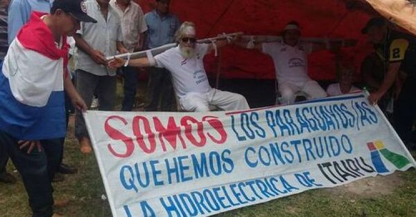 Exobreros del Itaipu volvieron con su medida de fuerza