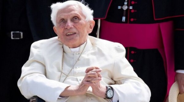 Benedicto XVI pide perdón a víctimas de abusos pero niega haber encubierto a curas