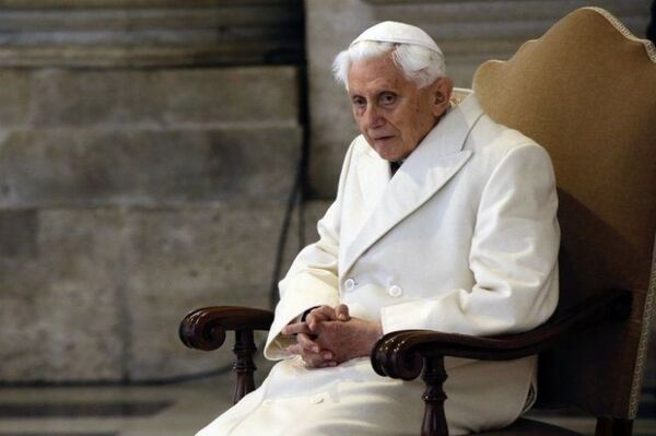 Papa emérito Benedicto XVI pide perdón por abusos y errores del clero