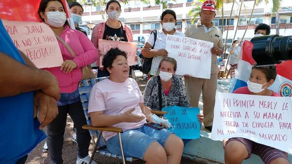 Juana Mercado, la mujer que protesta frente a IPS pidiendo fecha de cirugía - Nacionales - ABC Color