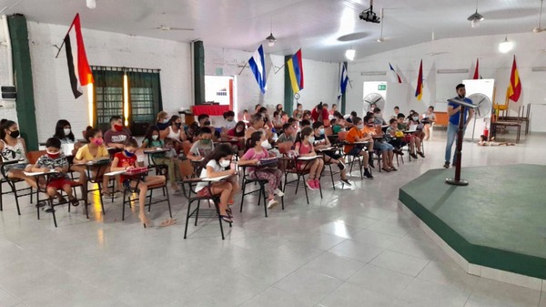Niños y niñas del barrio Ita Enramada de Asunción reciben ayuda de ONG Cristiana.