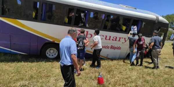 Omnibus pierde rueda y se despista en zona de Carmen del Paraná