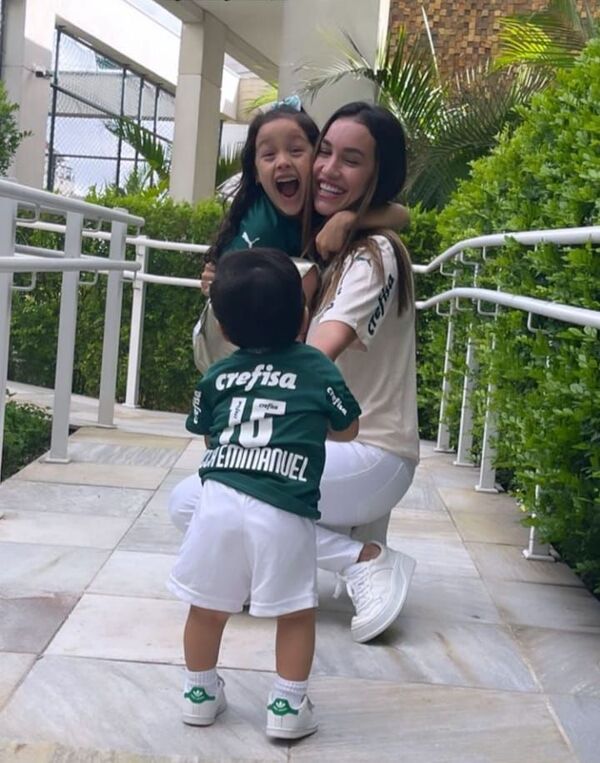 Gustavo Gómez tiene la mejor hinchada: su esposa e hijos - Gente - ABC Color