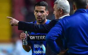 Crónica / Hinchas "Rayados" con su DT por dejar suplente a Celso Ortiz