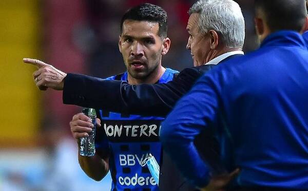 Crónica / Hinchas "Rayados" con su DT por dejar suplente a Celso Ortiz