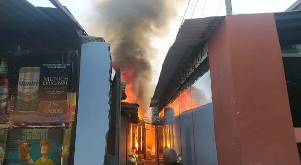 Voraz incendio arrasa con vivienda en pleno centro de Encarnación