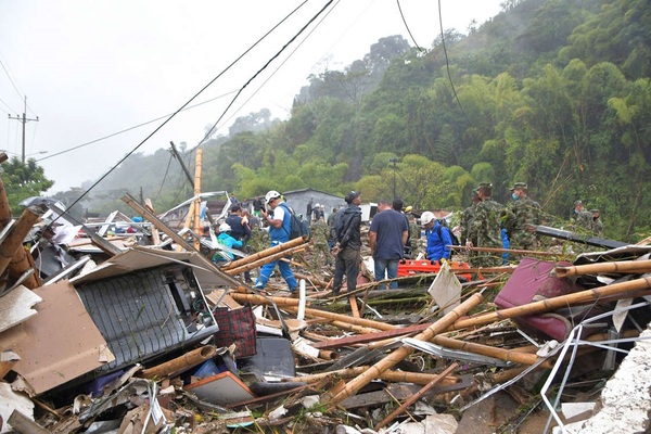 Al menos 11 personas muertas deja deslave de montaña en ciudad del centro de Colombia
