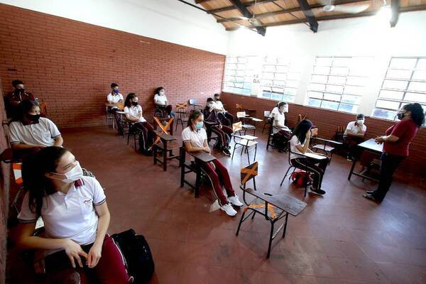Crónica / Hisopado cada 15 días para profes no vacunados: "Es someterles a una tortura"