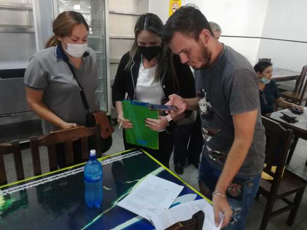 Detuvieron a un funcionario judicial y a dos presuntas abogadas por coima - Megacadena — Últimas Noticias de Paraguay