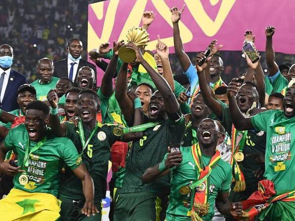 Crónica / Mirá que regalón recibieron los campeones de Senegal por parte de su presi