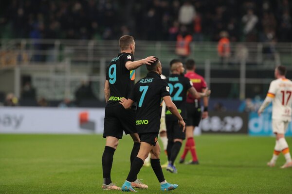 Inter sella su pase a semifinales de la Copa Italia al ganar a la Roma de Mourinho