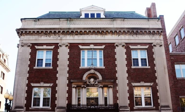 Diario HOY | Alumnas demandan a Harvard por ignorar acoso sexual de un profesor