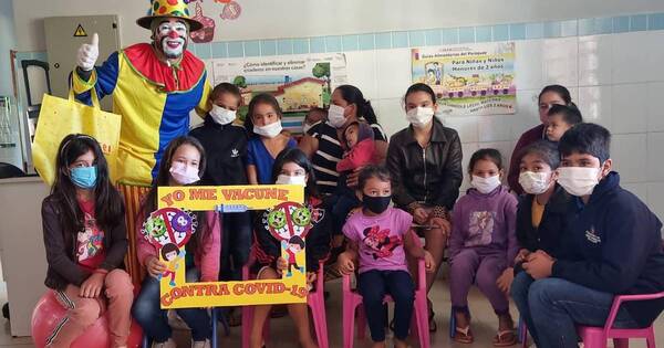 La Nación / Médico se vistió de payaso para que padres acepten vacunar a sus niños