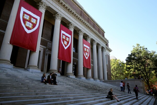 Alumnas demandan a Harvard por ignorar acoso sexual de un profesor