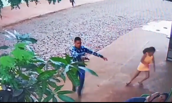 VIDEO: ¡Terrible inseguridad, en la era Arnaldo Giuzzio, que ni sentarse en la vereda ya se puede!