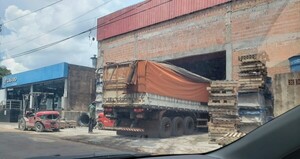 Piden despeje de veredas utilizadas como depósito por ferretería en Franco - La Clave