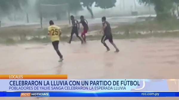 CELEBRARON LA LLUVIA CON UN PARTIDO DE FÚTBOL