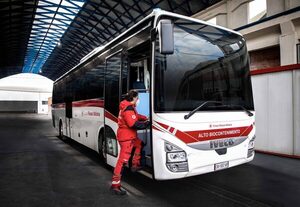 Un IVECO BUS Crossway de la Cruz Roja Italiana es el primer autobús de alta biocontención del mundo