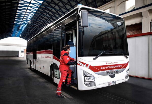 Un IVECO BUS Crossway de la Cruz Roja Italiana es el primer autobús de alta biocontención del mundo