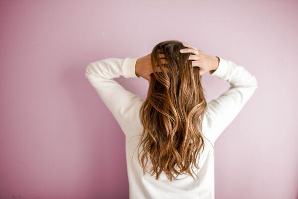 ¿Cómo combatir la caída de cabello de forma natural?