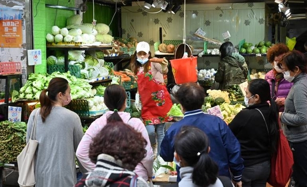 Diario HOY | Restricciones en Hong Kong hacen revivir escenas de pánico en la compra