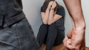 Ordenan captura de hombre que quemó con aceite a su pareja