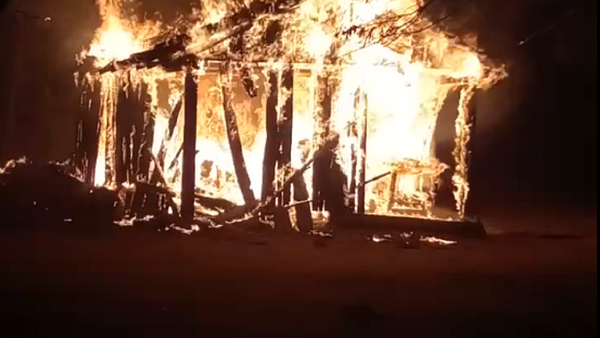 Vivienda arde en llamas y pareja queda con lo que tenía puesto