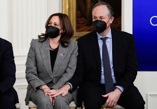Por amenaza de bomba, evacuan el esposo de la vicepresidente de EE.UU. - Mundo - ABC Color