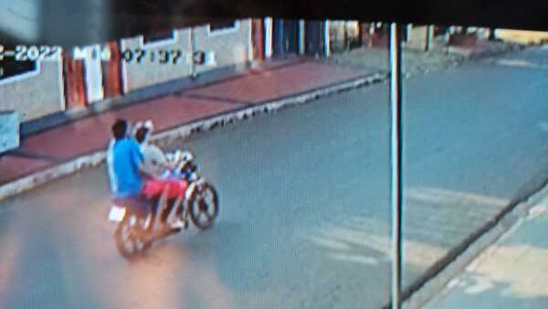 Motochorros asaltan a una trabajadora en Encarnación
