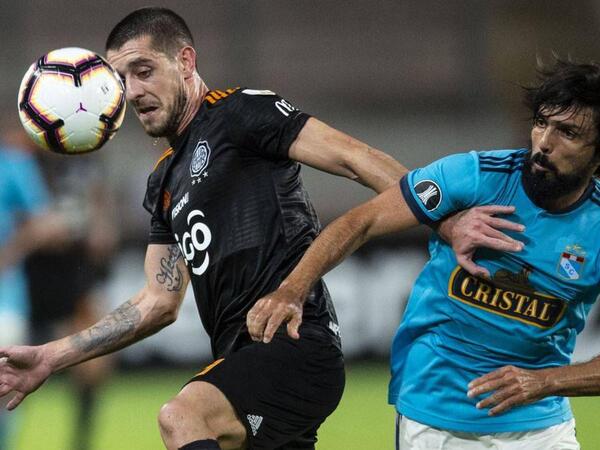 Antecedentes de Olimpia jugando en Perú