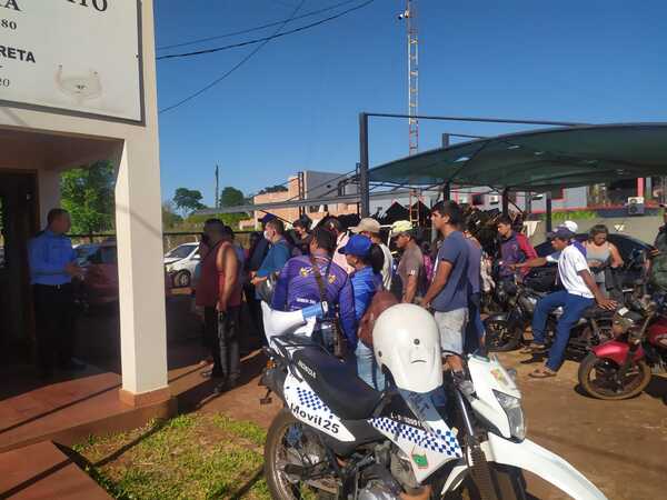 Cambyretá: Motociclistas sin casco son retenidos y recién cuando lo colocan son liberados