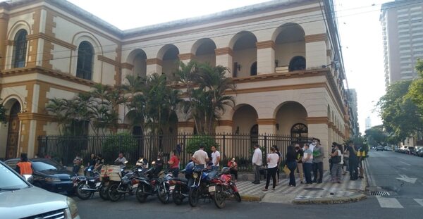 Mucha gente acude a la SET para tramitar inscripción - Nacionales - ABC Color