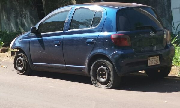 Abandonan vehículo robado