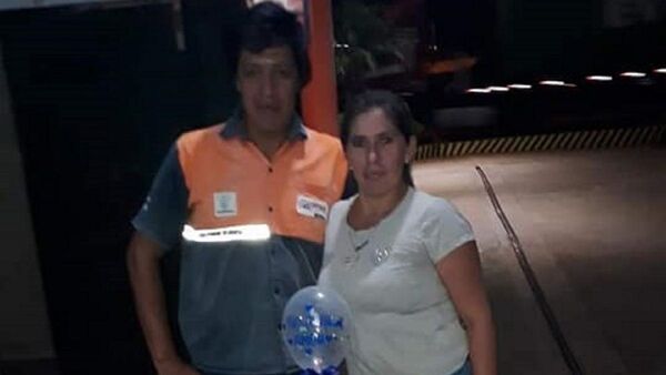 Sorprendió a su novio en el trabajo por su cumple