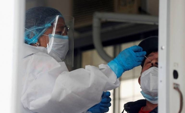 Diario HOY | Los casos COVID bajan en el mundo, pero suben las muertes, según OMS